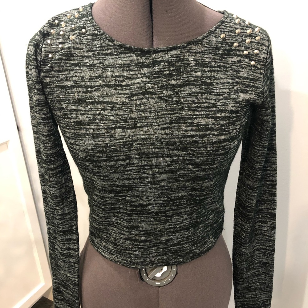Long sleeve grey shirt studs decor on shoulder